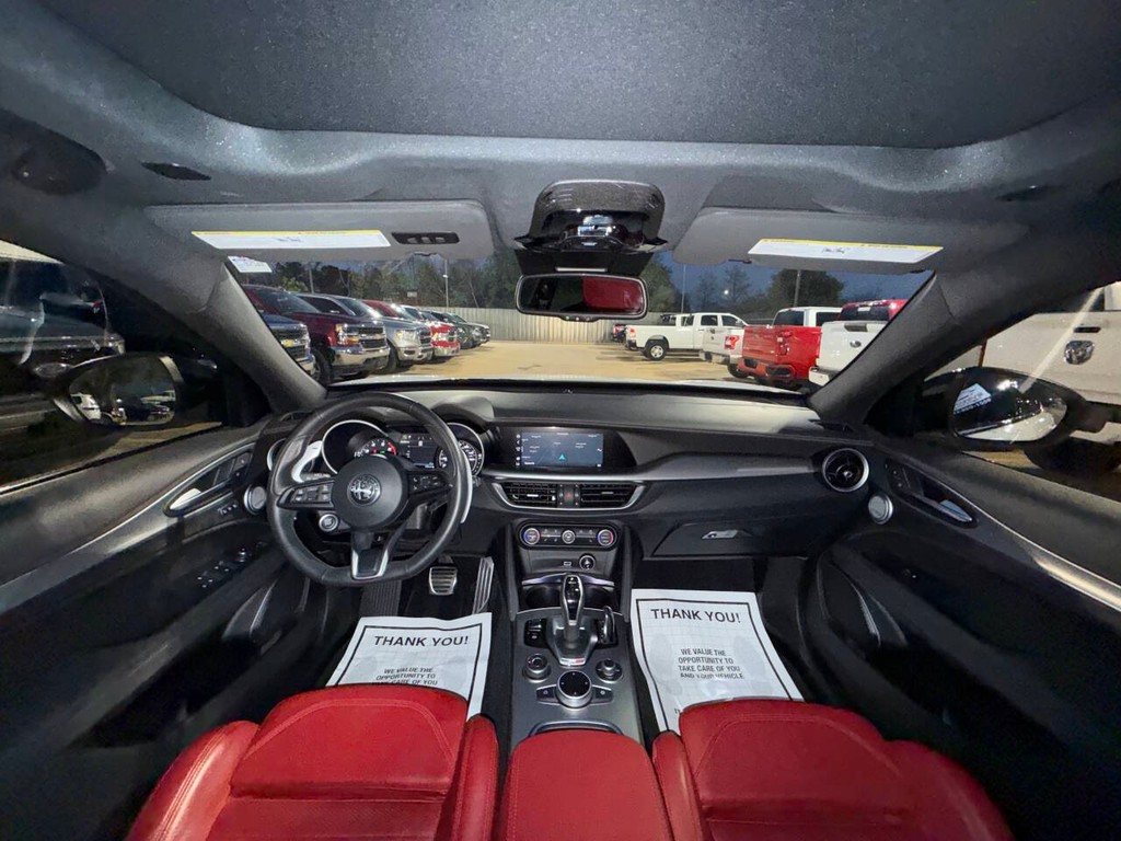 Alfa Romeo Stelvio Vehicle Full-screen Gallery Image 18