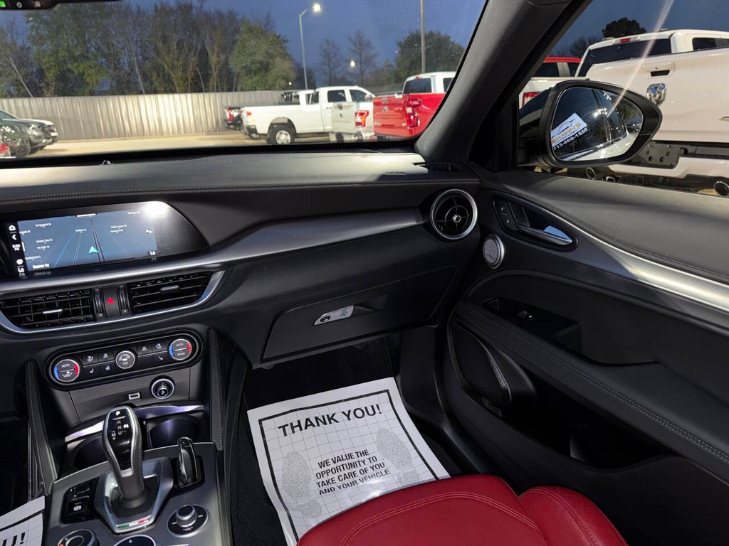 Alfa Romeo Stelvio Vehicle Full-screen Gallery Image 20