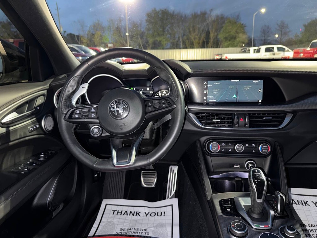 Alfa Romeo Stelvio Vehicle Full-screen Gallery Image 21