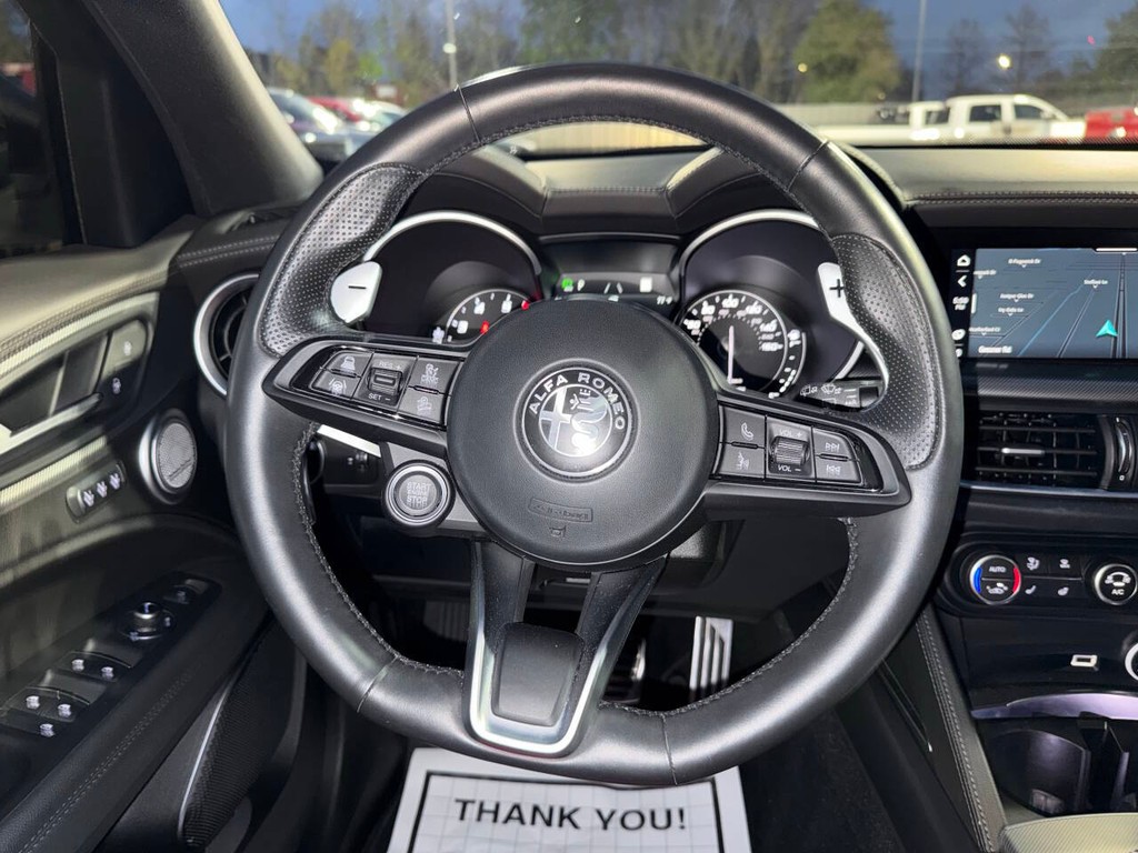 Alfa Romeo Stelvio Vehicle Full-screen Gallery Image 22