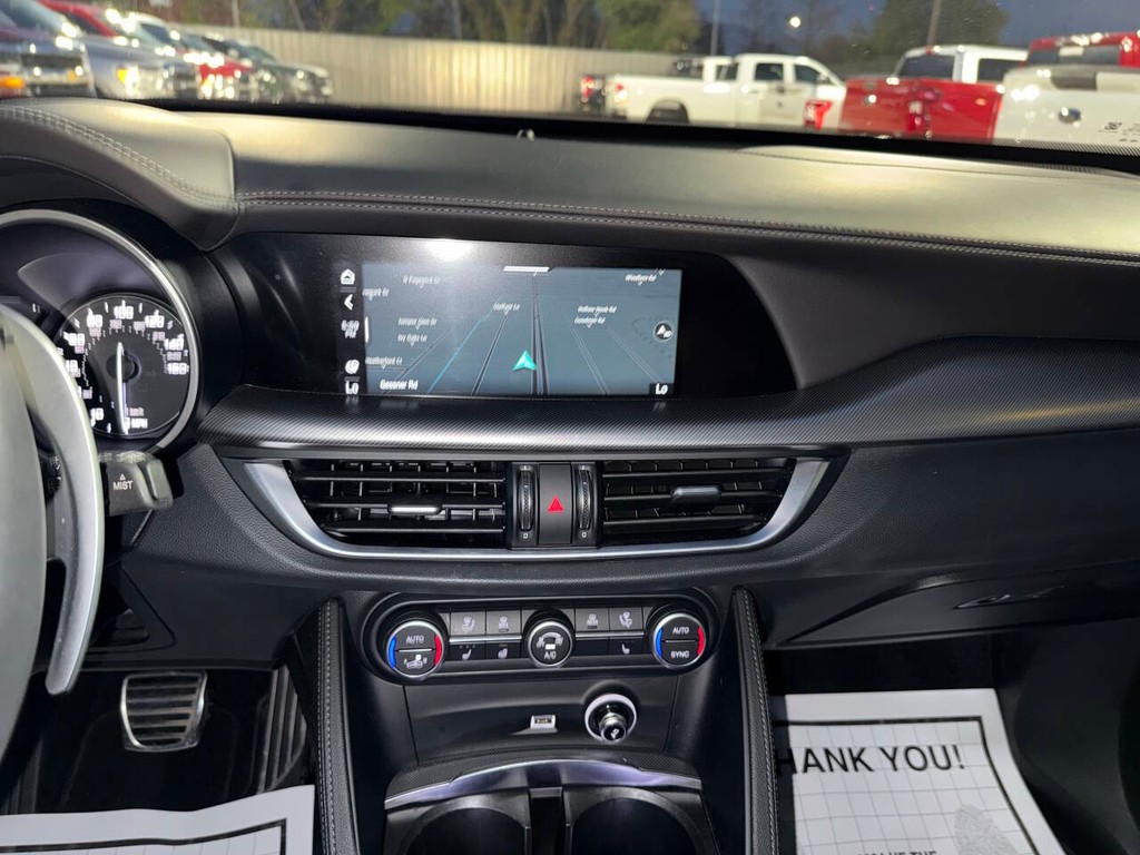 Alfa Romeo Stelvio Vehicle Full-screen Gallery Image 24