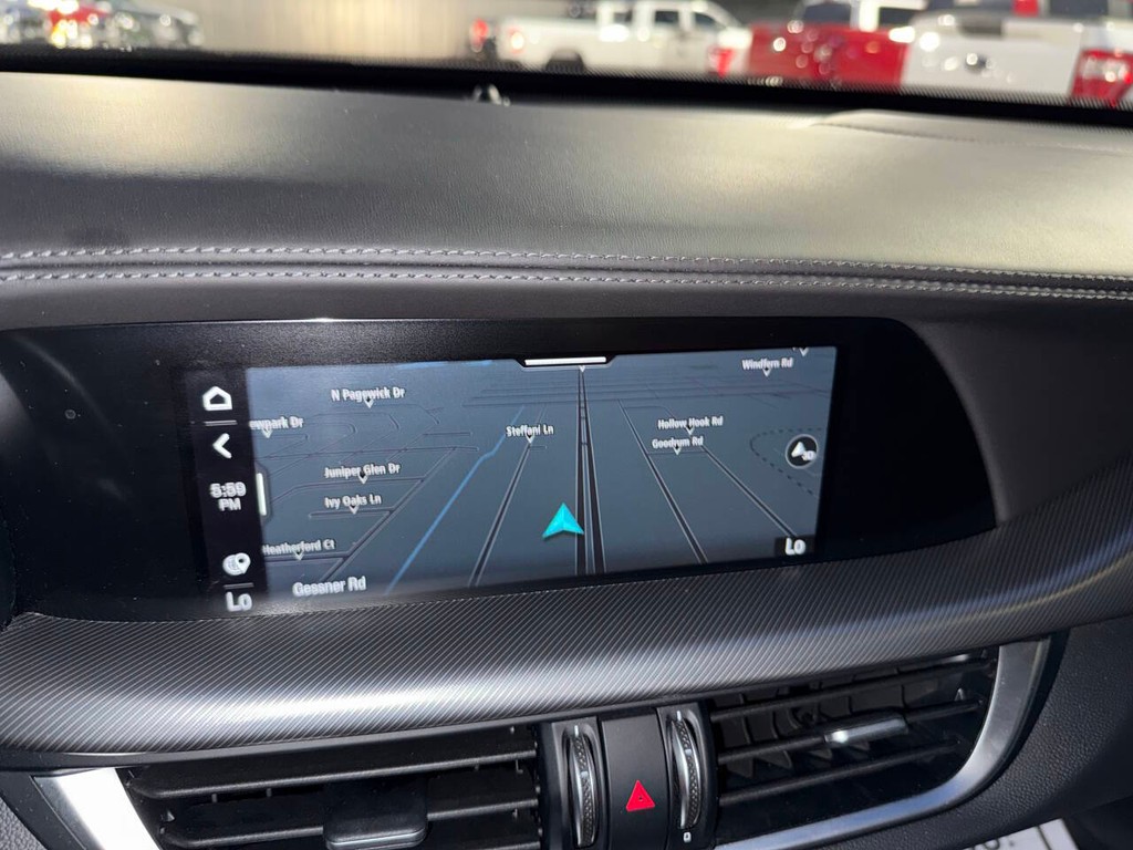 Alfa Romeo Stelvio Vehicle Full-screen Gallery Image 26