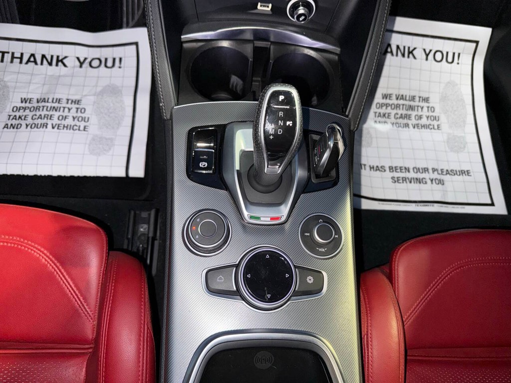 Alfa Romeo Stelvio Vehicle Full-screen Gallery Image 28