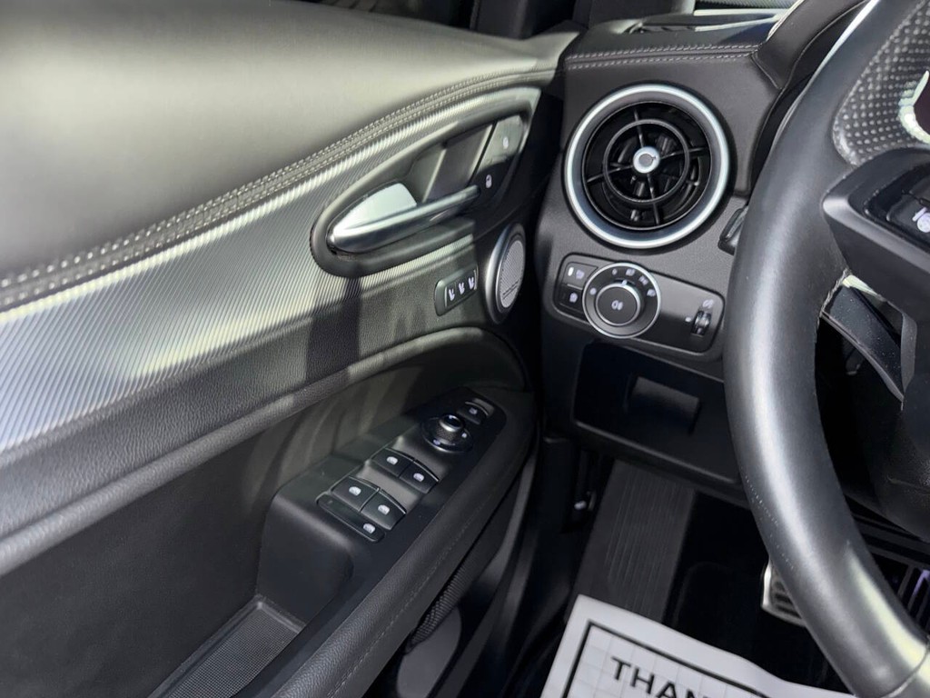 Alfa Romeo Stelvio Vehicle Full-screen Gallery Image 29