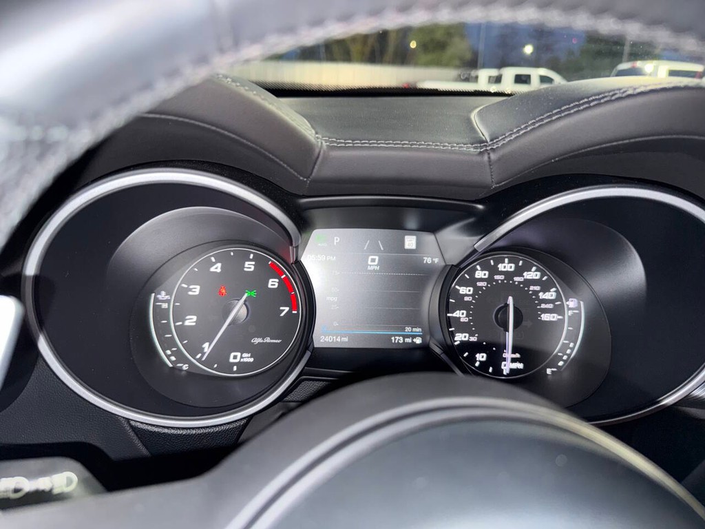 Alfa Romeo Stelvio Vehicle Full-screen Gallery Image 32