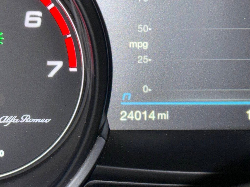 Alfa Romeo Stelvio Vehicle Full-screen Gallery Image 33