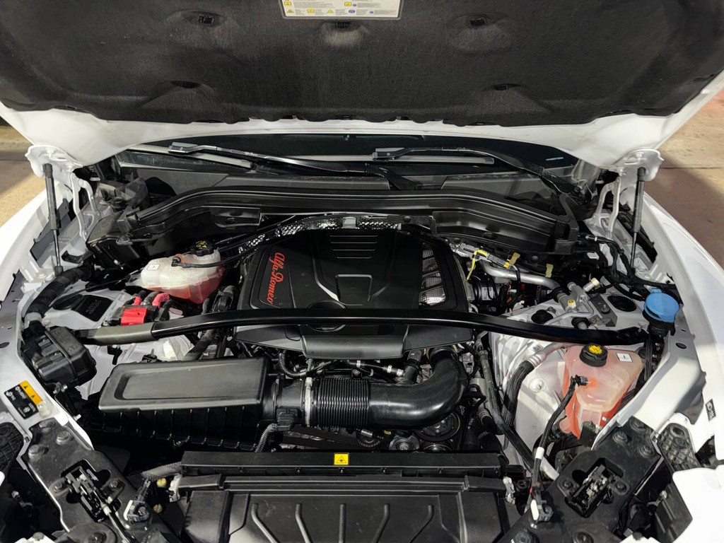 Alfa Romeo Stelvio Vehicle Full-screen Gallery Image 35