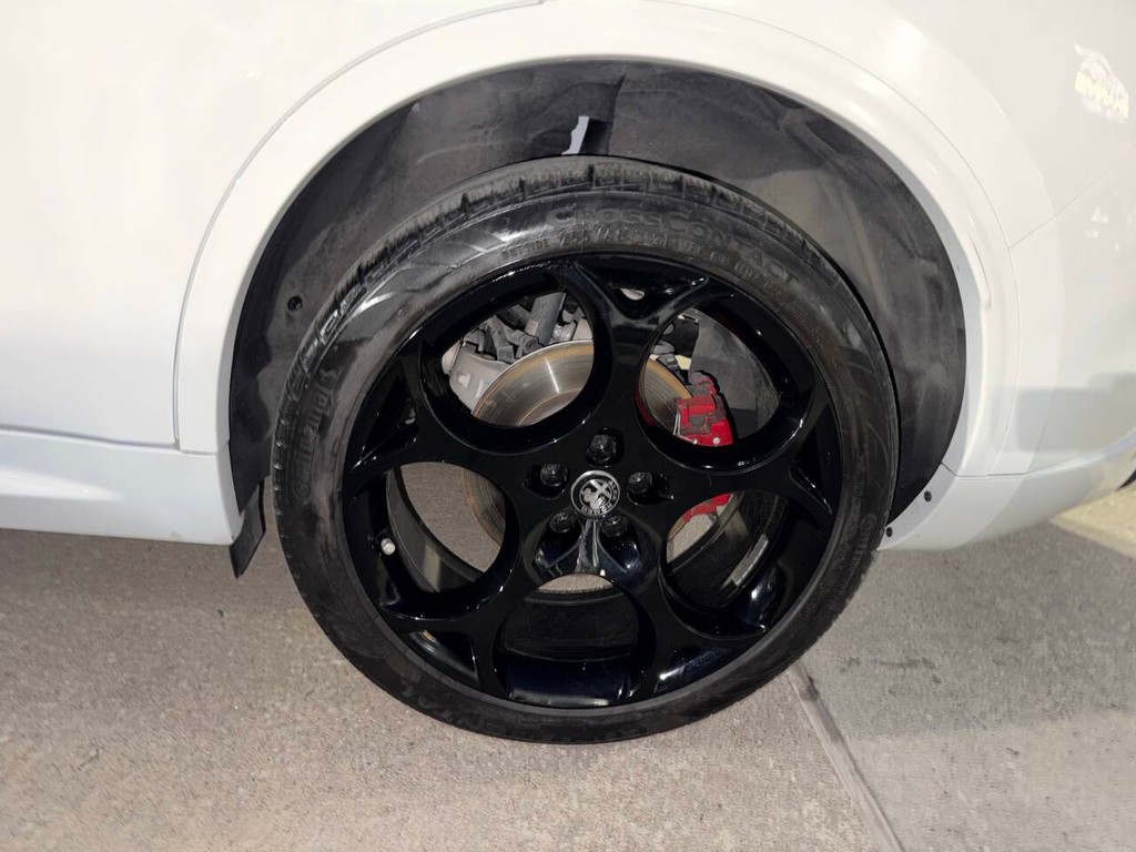 Alfa Romeo Stelvio Vehicle Full-screen Gallery Image 36