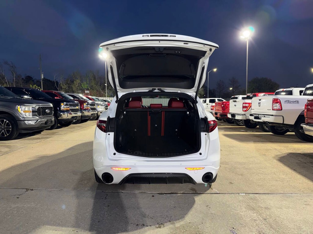 Alfa Romeo Stelvio Vehicle Full-screen Gallery Image 37