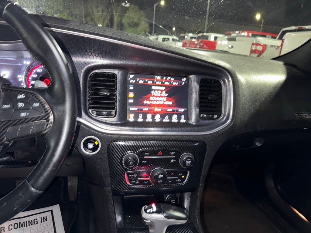 Dodge Charger Vehicle Full-screen Gallery Image 24