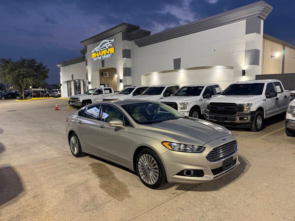 Ford Fusion Vehicle Full-screen Gallery Image 02