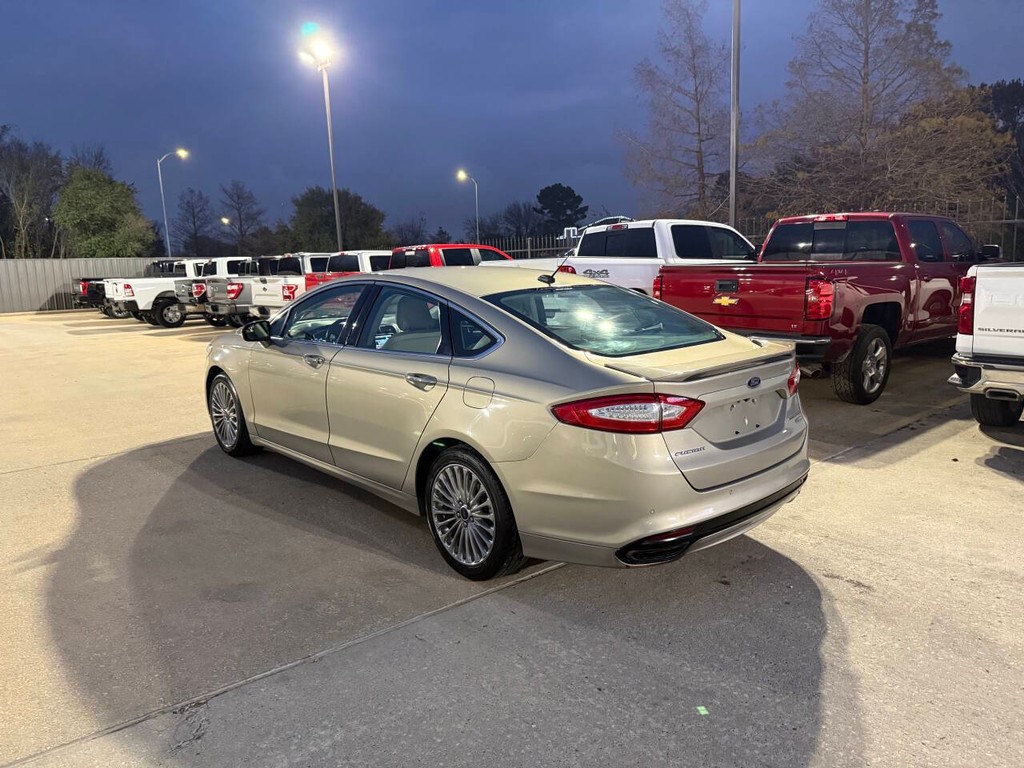 Ford Fusion Vehicle Full-screen Gallery Image 04