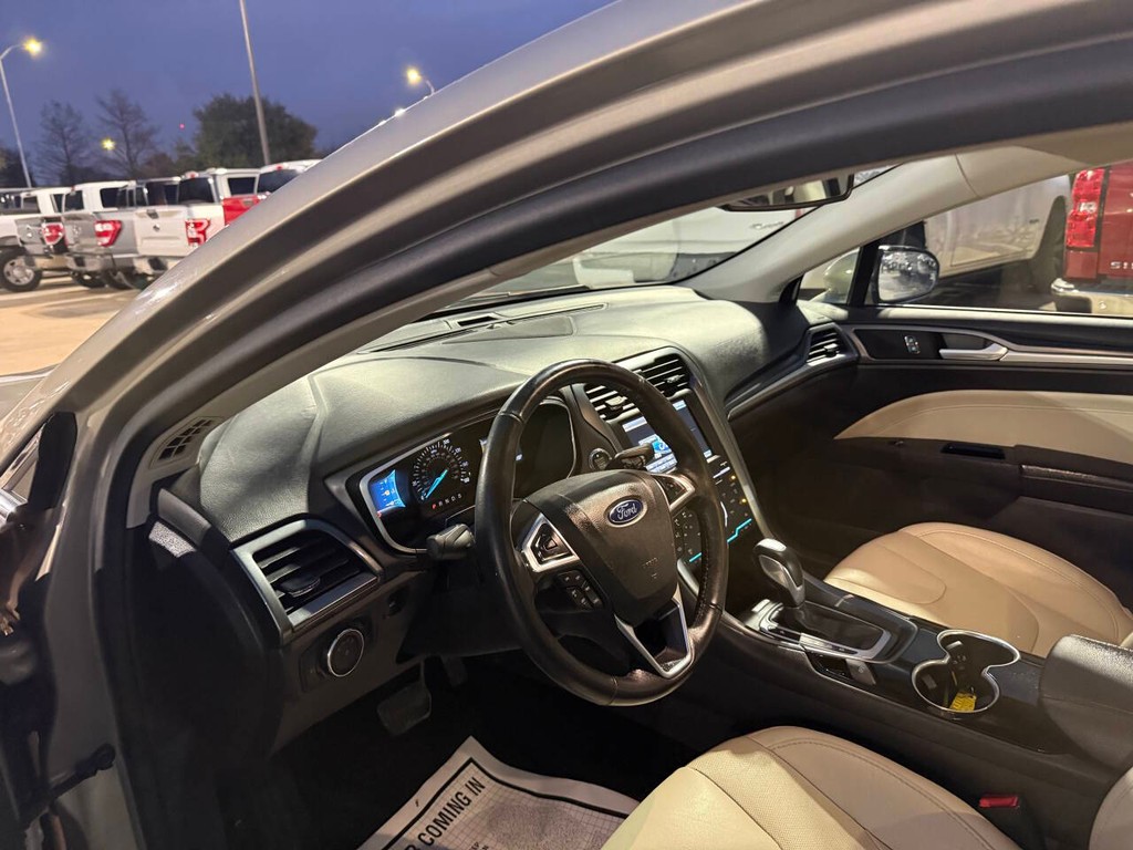 Ford Fusion Vehicle Full-screen Gallery Image 06