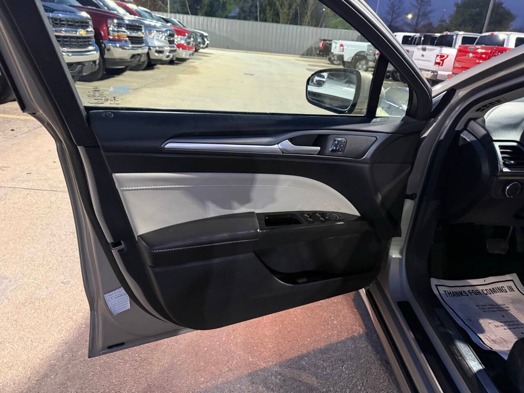 Ford Fusion Vehicle Full-screen Gallery Image 08