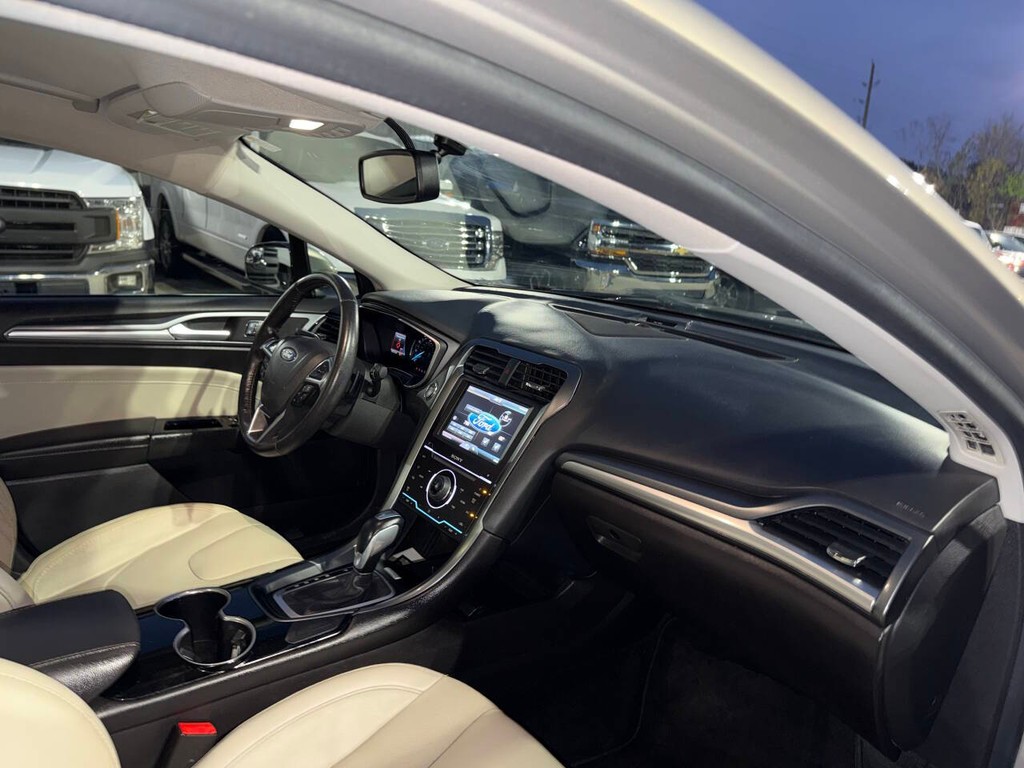 Ford Fusion Vehicle Full-screen Gallery Image 09