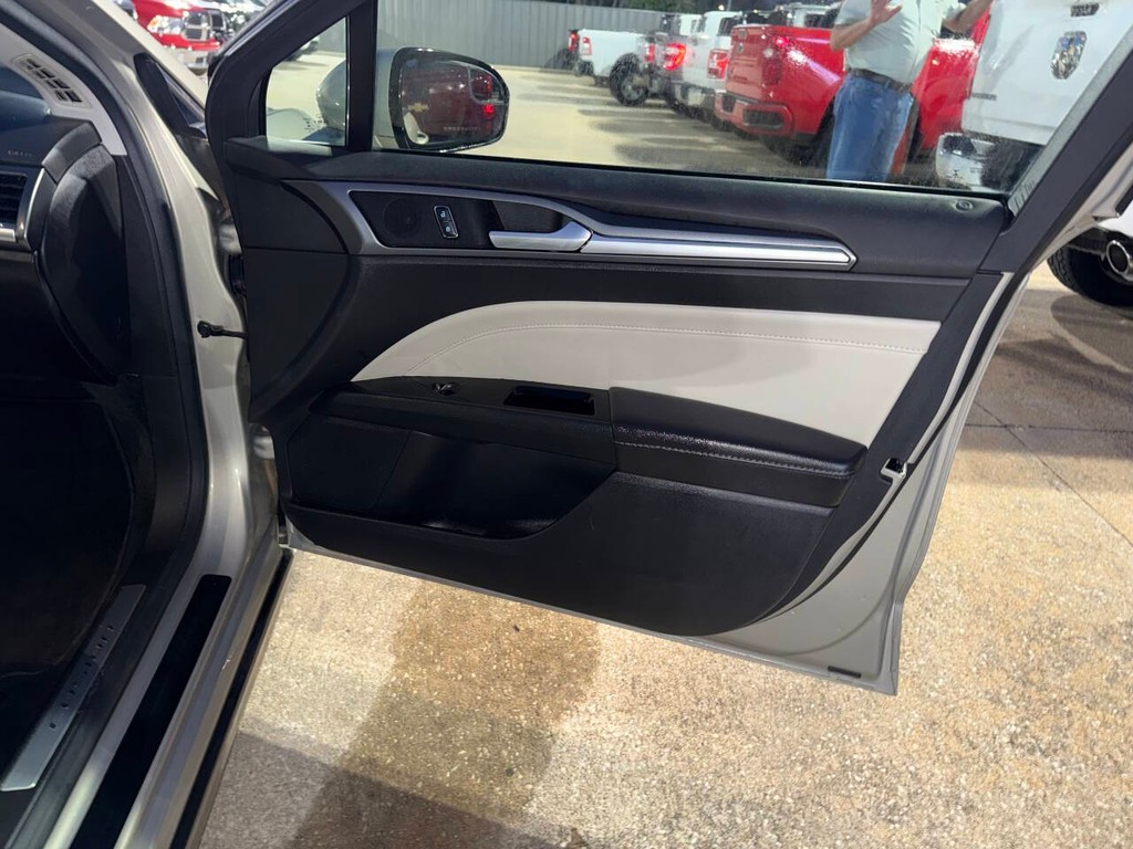 Ford Fusion Vehicle Full-screen Gallery Image 11