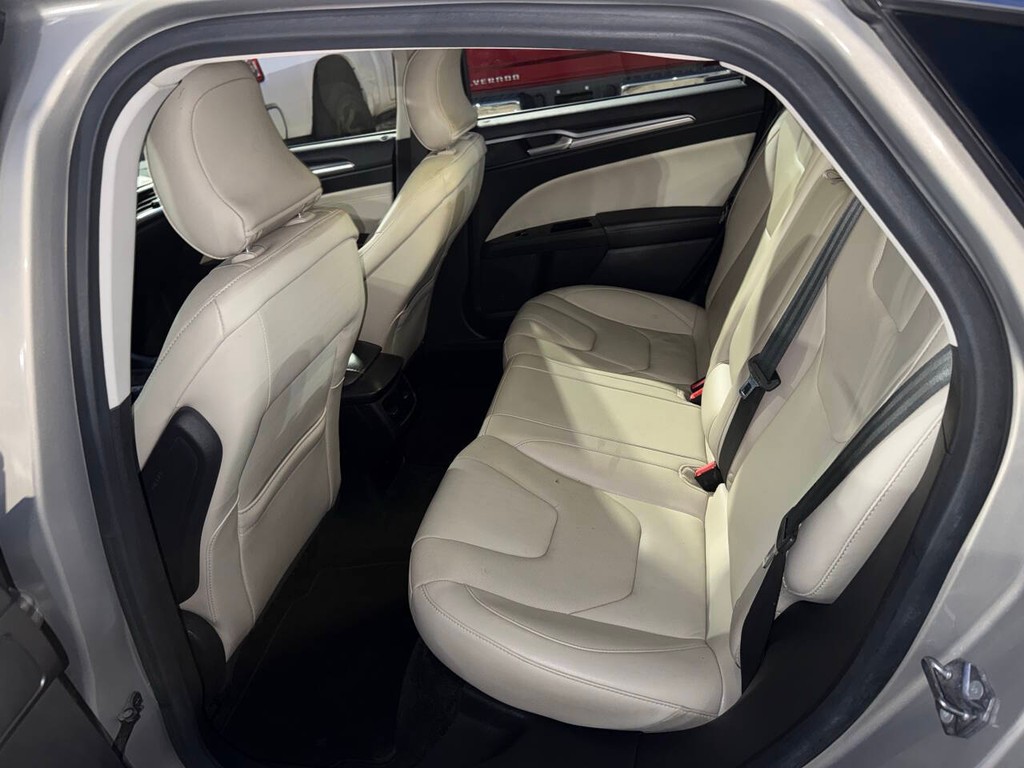 Ford Fusion Vehicle Full-screen Gallery Image 13