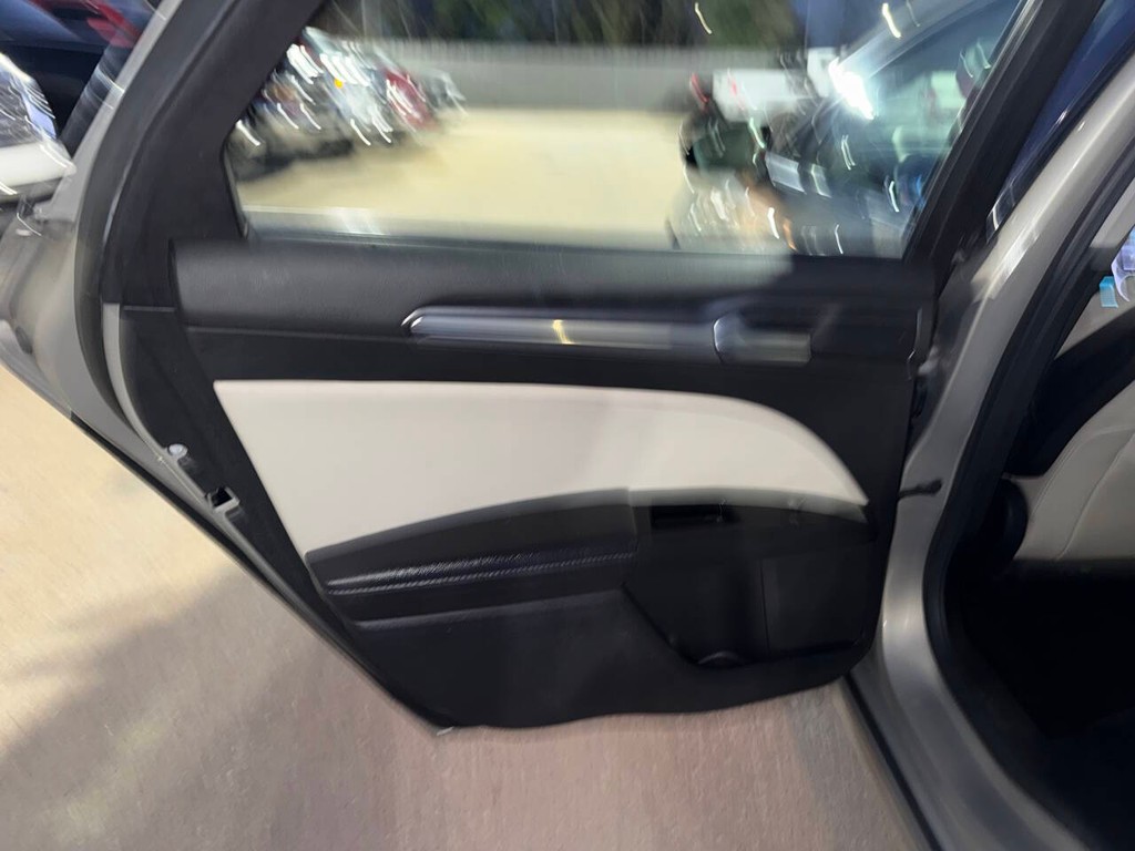 Ford Fusion Vehicle Full-screen Gallery Image 14