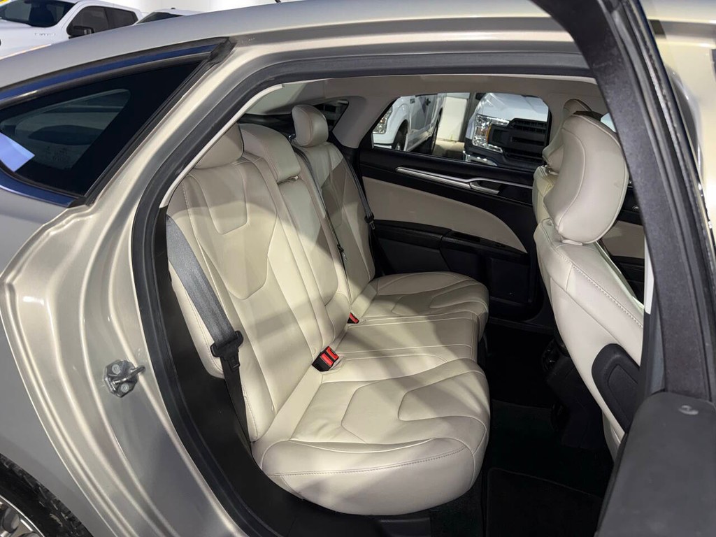 Ford Fusion Vehicle Full-screen Gallery Image 15