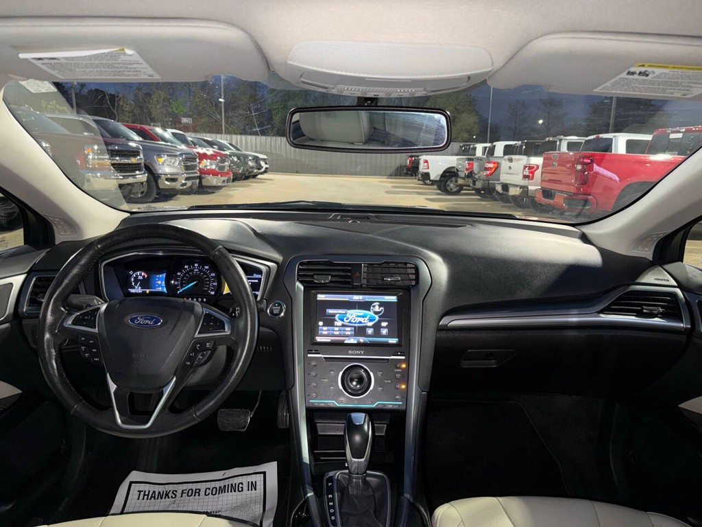 Ford Fusion Vehicle Full-screen Gallery Image 17