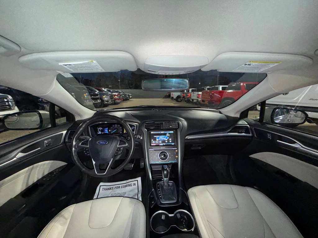 Ford Fusion Vehicle Full-screen Gallery Image 18