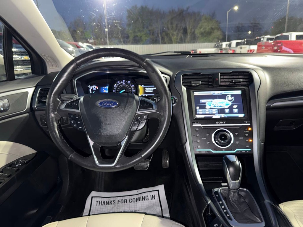 Ford Fusion Vehicle Full-screen Gallery Image 21