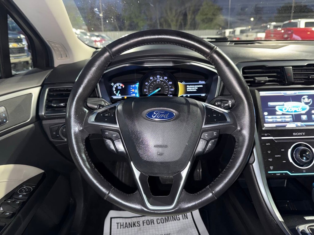 Ford Fusion Vehicle Full-screen Gallery Image 22