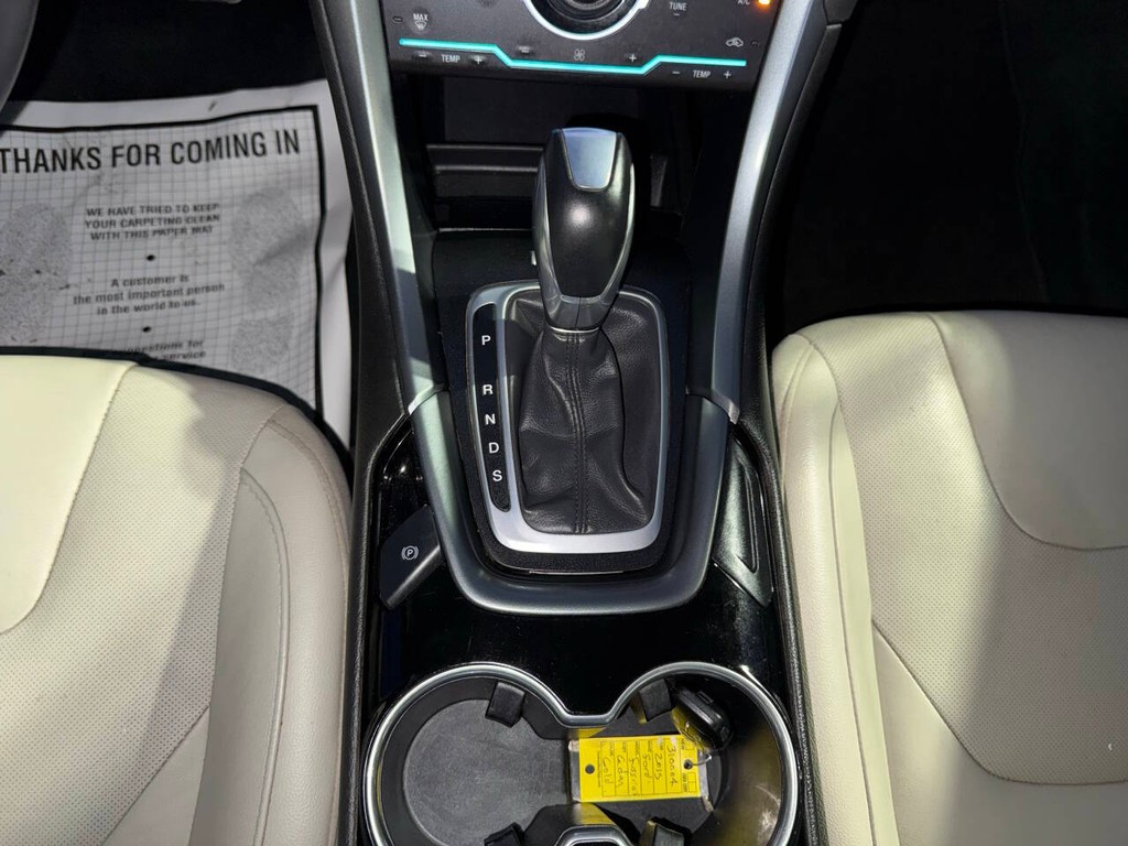 Ford Fusion Vehicle Full-screen Gallery Image 28