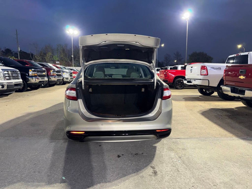 Ford Fusion Vehicle Full-screen Gallery Image 35