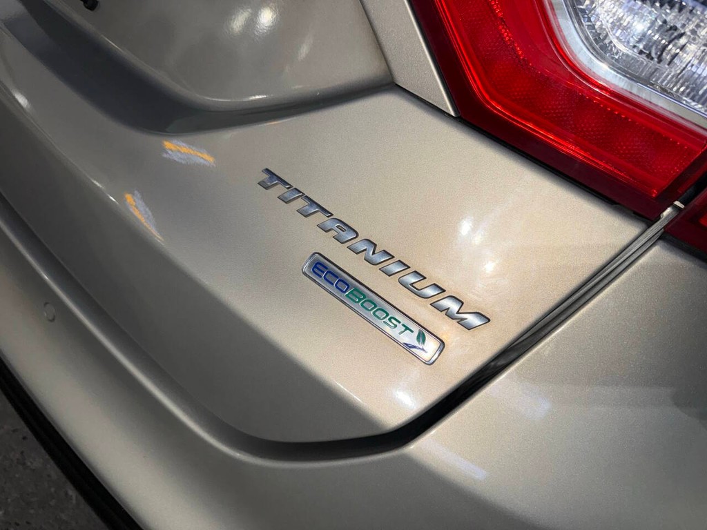 Ford Fusion Vehicle Full-screen Gallery Image 36