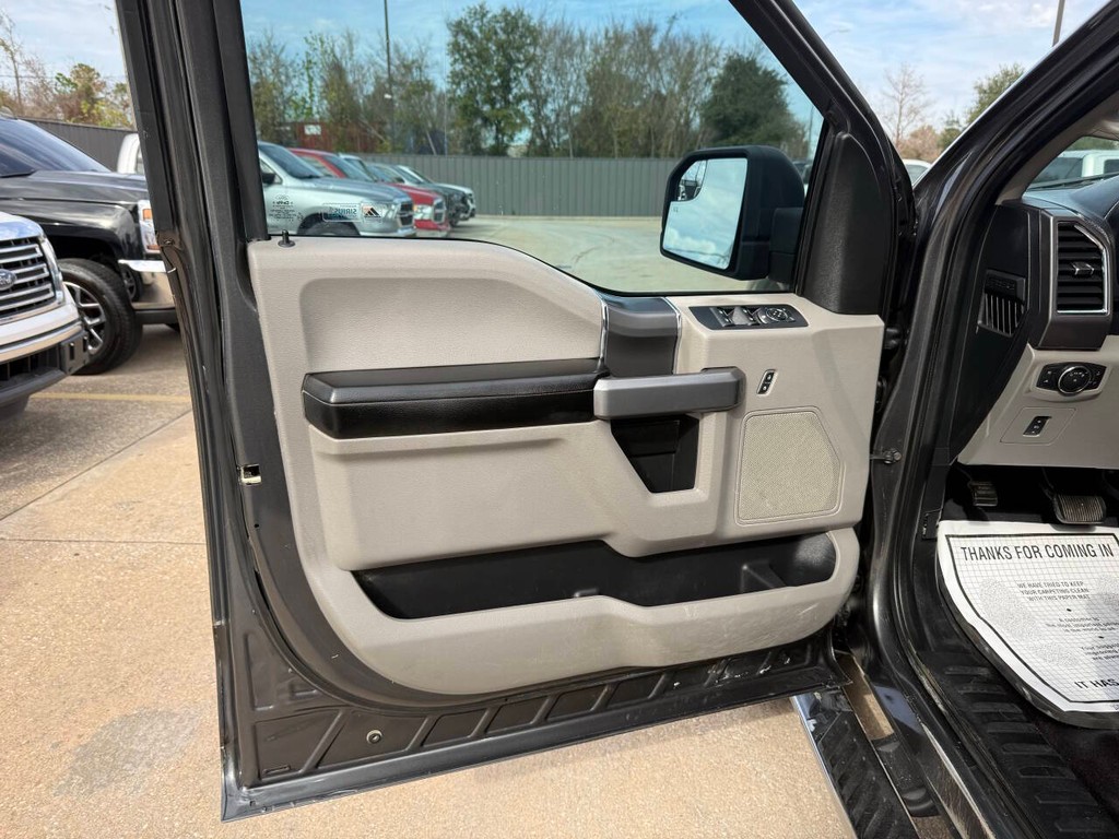 Ford F-150 Vehicle Full-screen Gallery Image 09