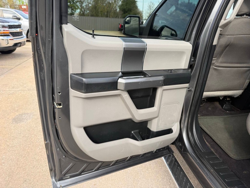 Ford F-150 Vehicle Full-screen Gallery Image 14