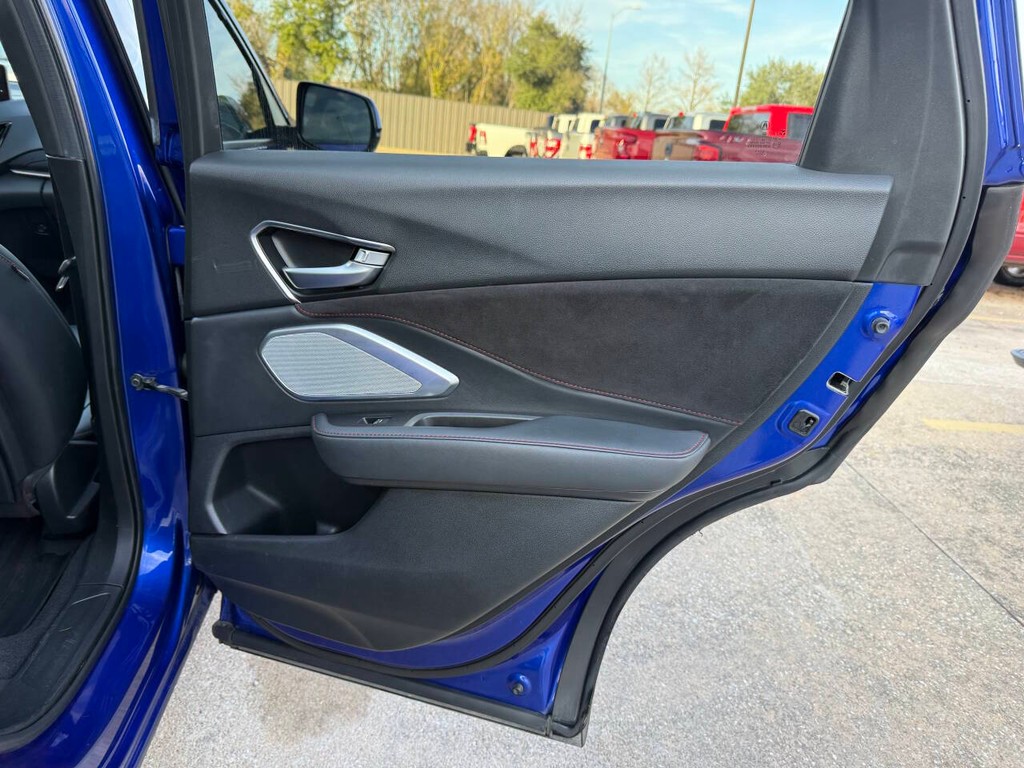 Acura RDX Vehicle Full-screen Gallery Image 16