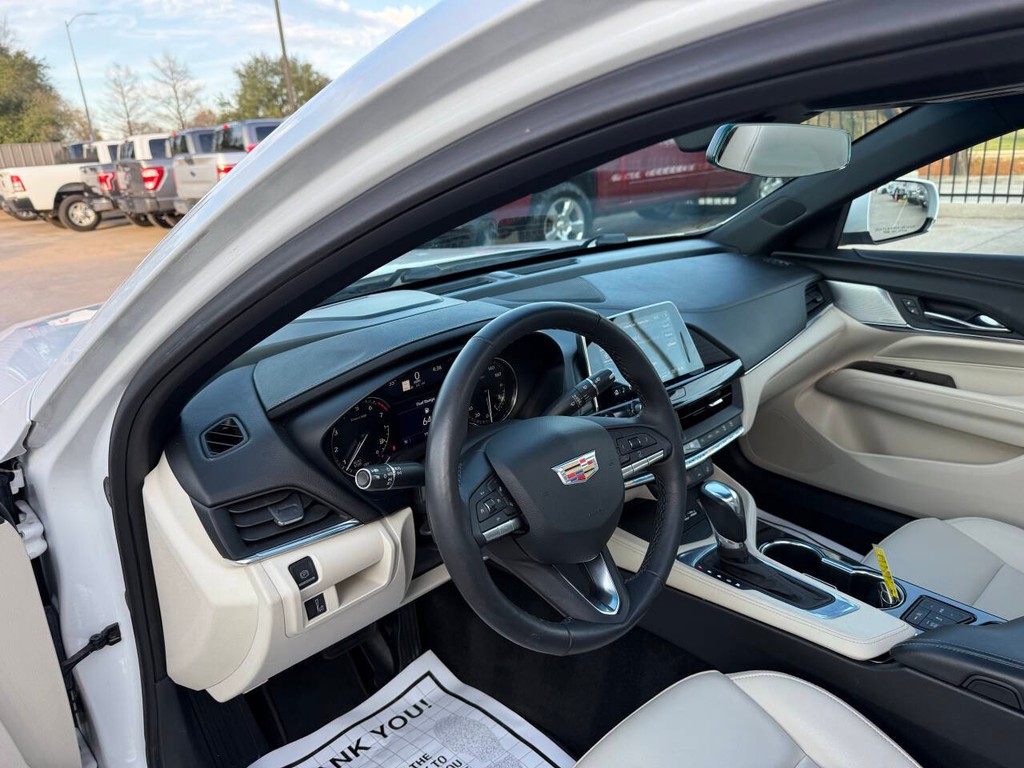 Cadillac CT4 Vehicle Full-screen Gallery Image 06