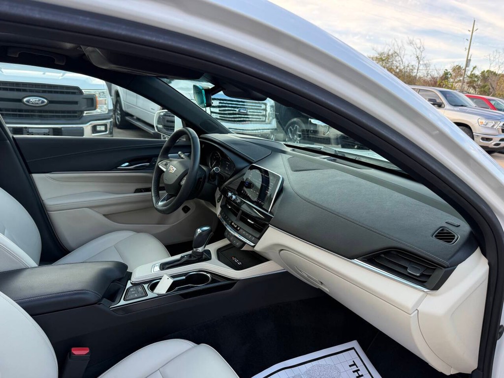 Cadillac CT4 Vehicle Full-screen Gallery Image 09