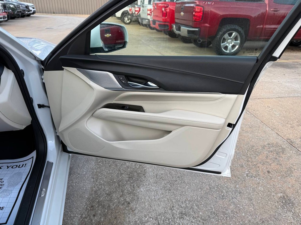 Cadillac CT4 Vehicle Full-screen Gallery Image 11