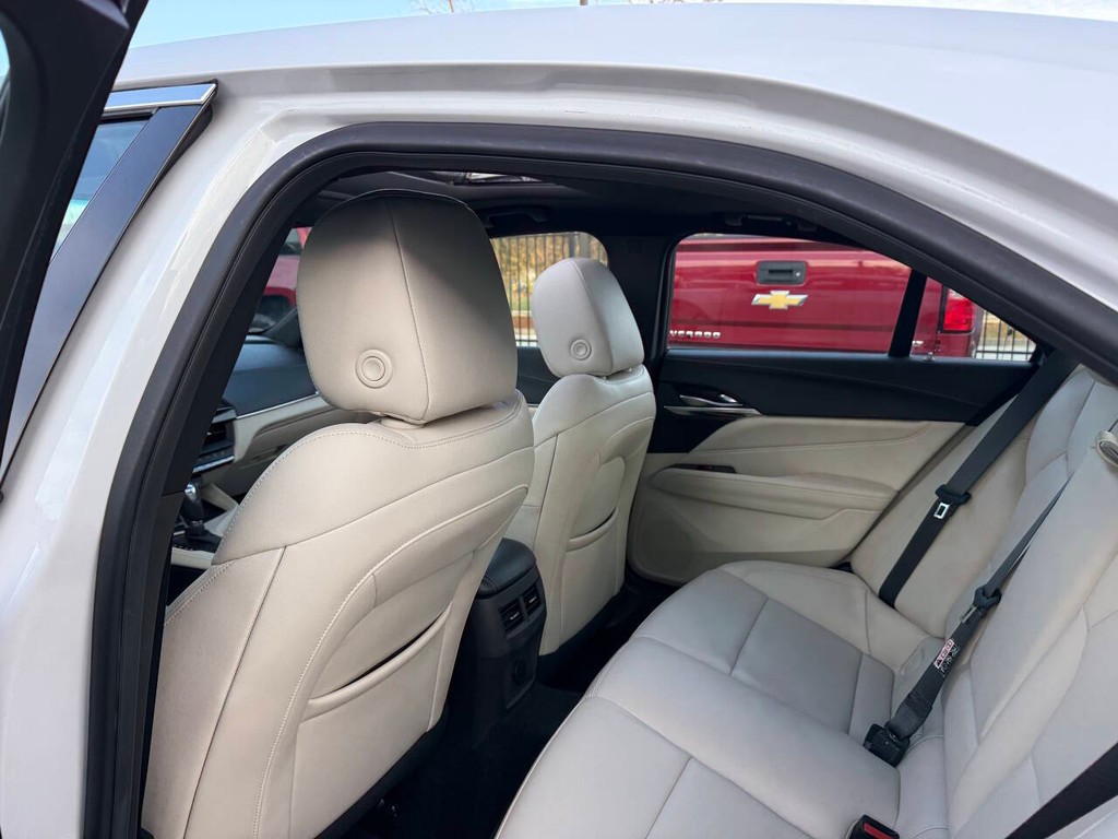 Cadillac CT4 Vehicle Full-screen Gallery Image 12