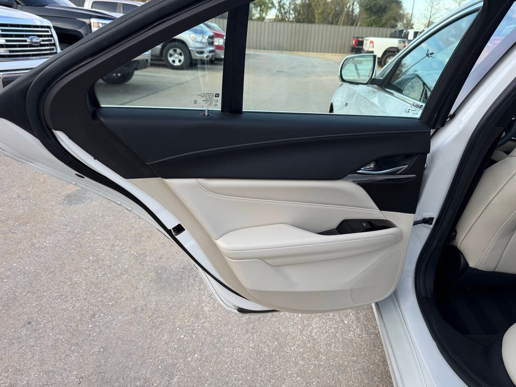 Cadillac CT4 Vehicle Full-screen Gallery Image 14