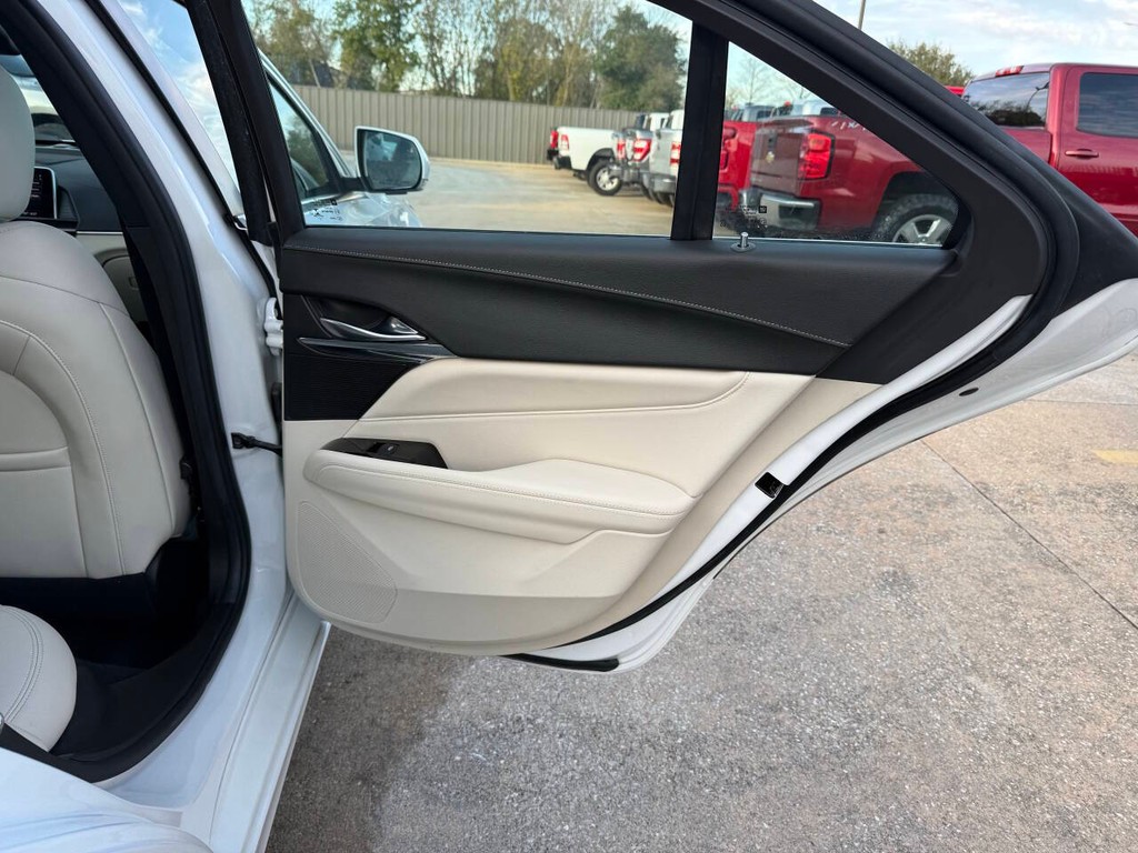 Cadillac CT4 Vehicle Full-screen Gallery Image 16