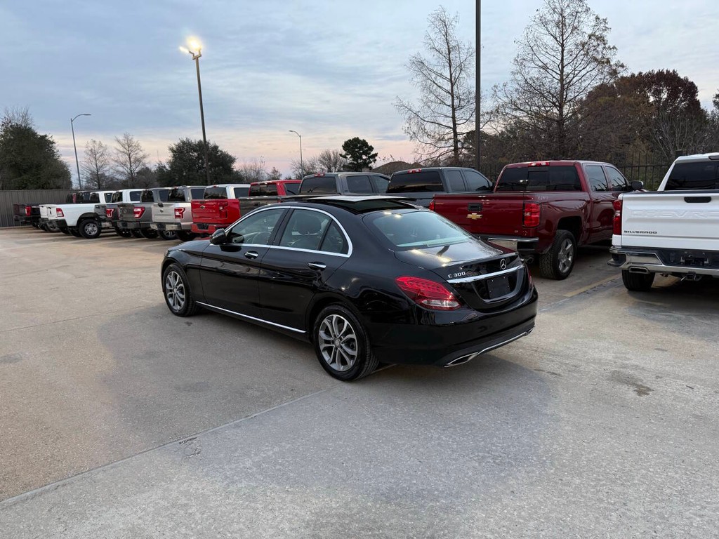 Mercedes-Benz C-Class Vehicle Full-screen Gallery Image 04