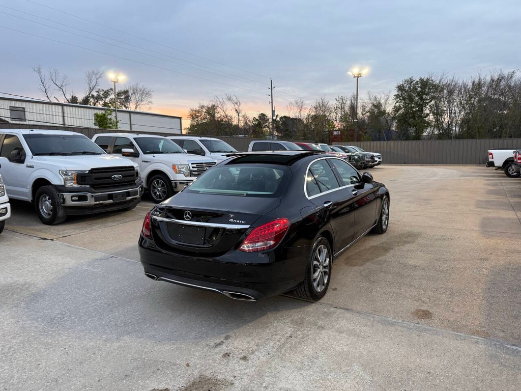 Mercedes-Benz C-Class Vehicle Full-screen Gallery Image 05
