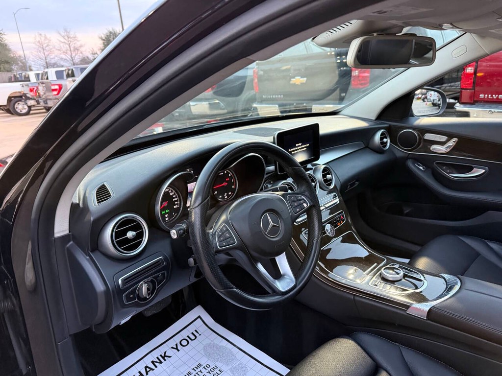 Mercedes-Benz C-Class Vehicle Full-screen Gallery Image 06