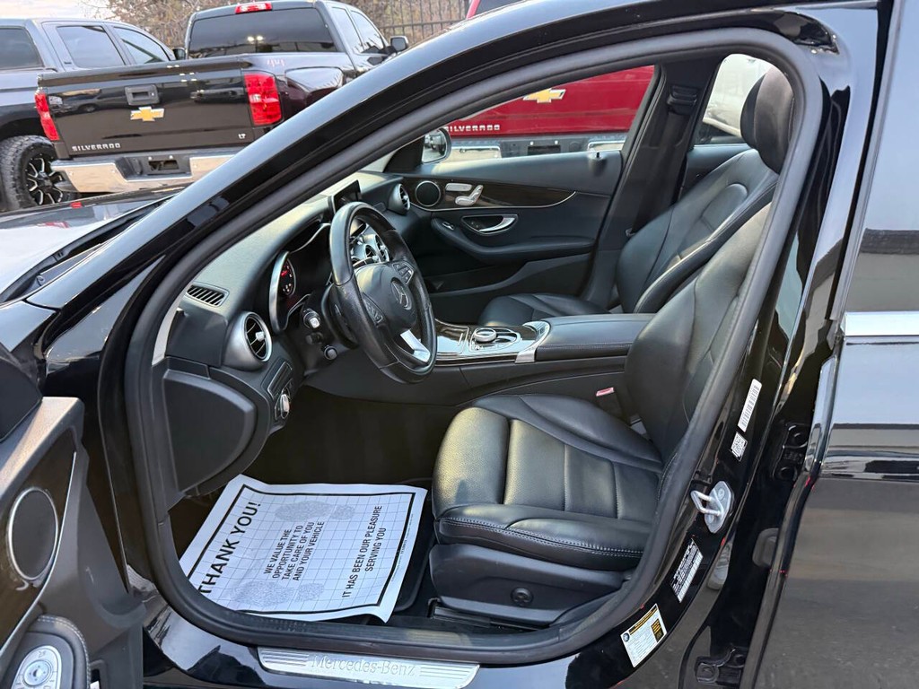 Mercedes-Benz C-Class Vehicle Full-screen Gallery Image 07