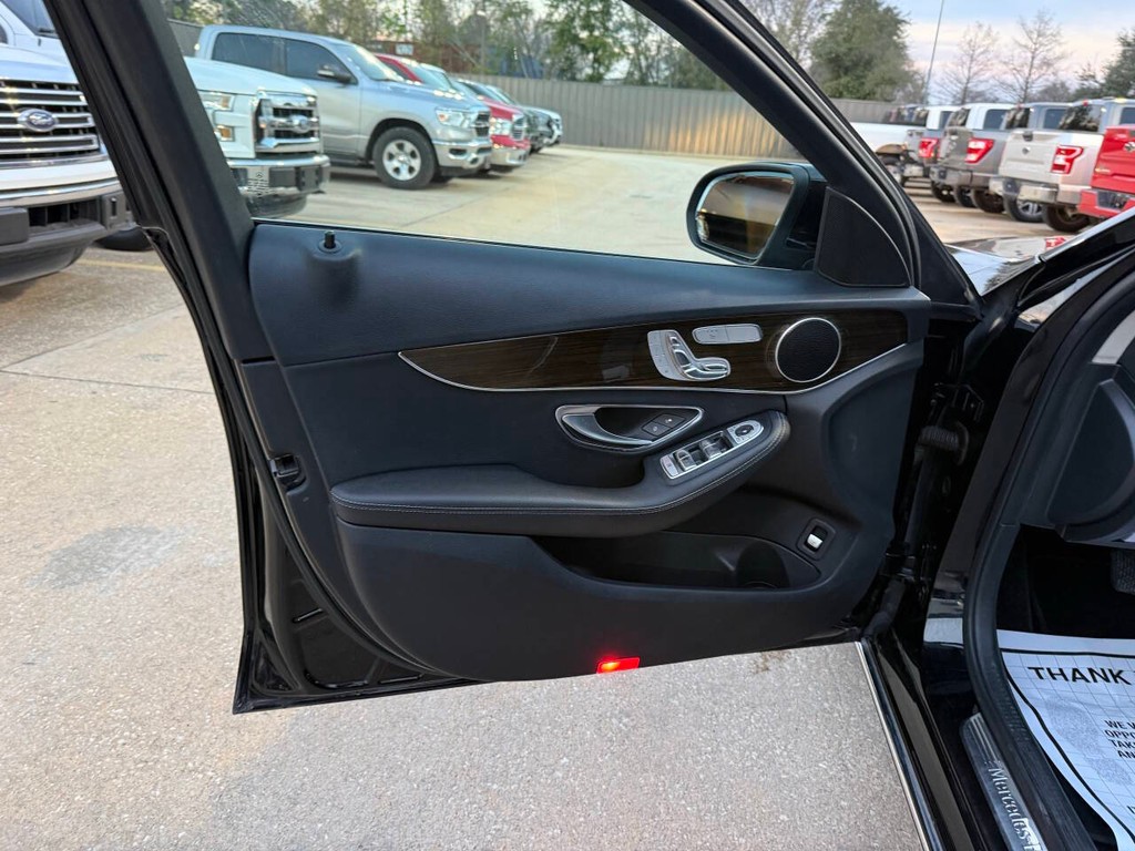 Mercedes-Benz C-Class Vehicle Full-screen Gallery Image 08