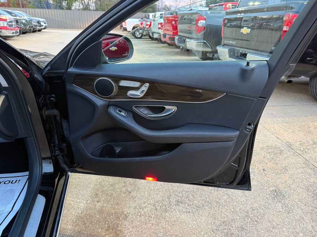 Mercedes-Benz C-Class Vehicle Full-screen Gallery Image 11