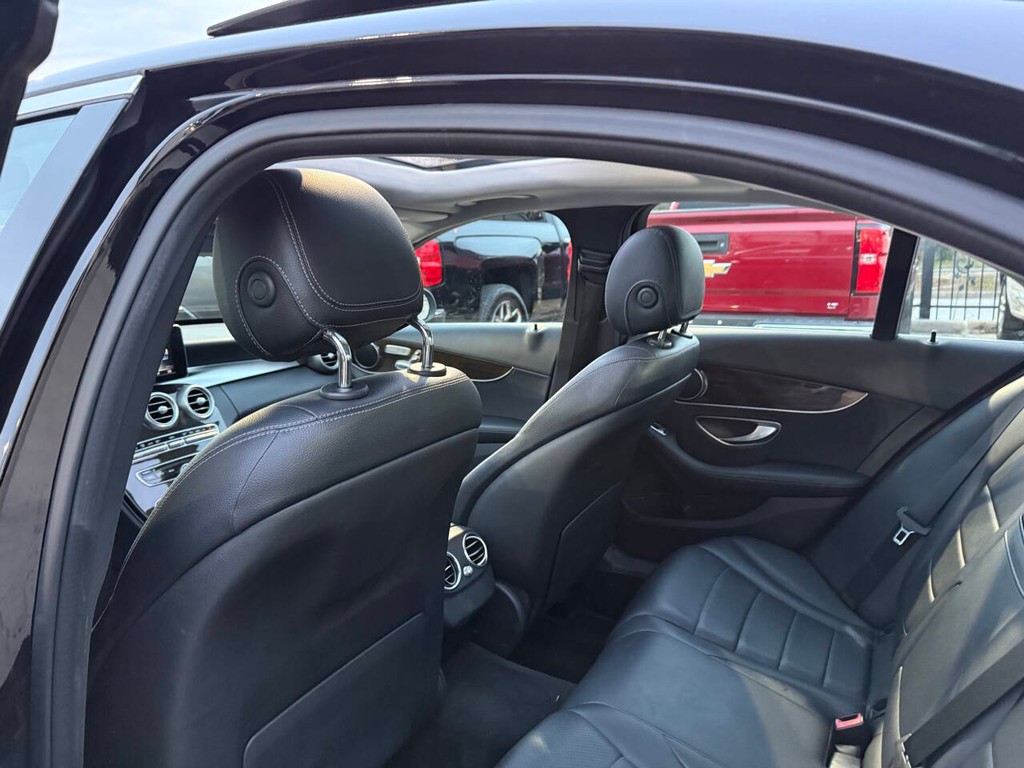 Mercedes-Benz C-Class Vehicle Full-screen Gallery Image 12