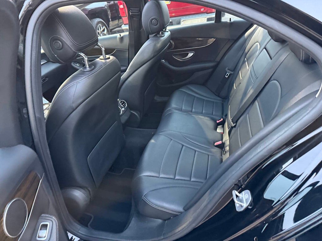 Mercedes-Benz C-Class Vehicle Full-screen Gallery Image 13