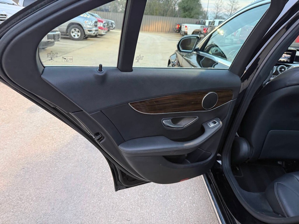 Mercedes-Benz C-Class Vehicle Full-screen Gallery Image 14