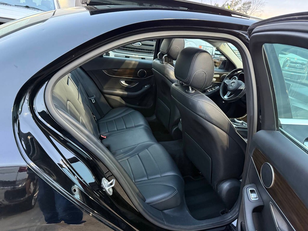 Mercedes-Benz C-Class Vehicle Full-screen Gallery Image 15