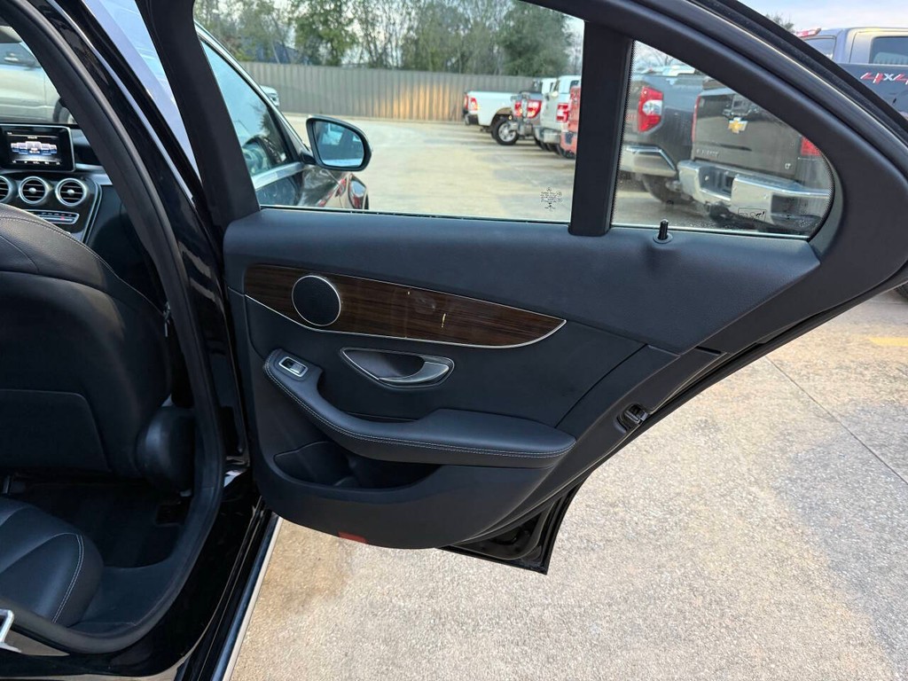 Mercedes-Benz C-Class Vehicle Full-screen Gallery Image 16